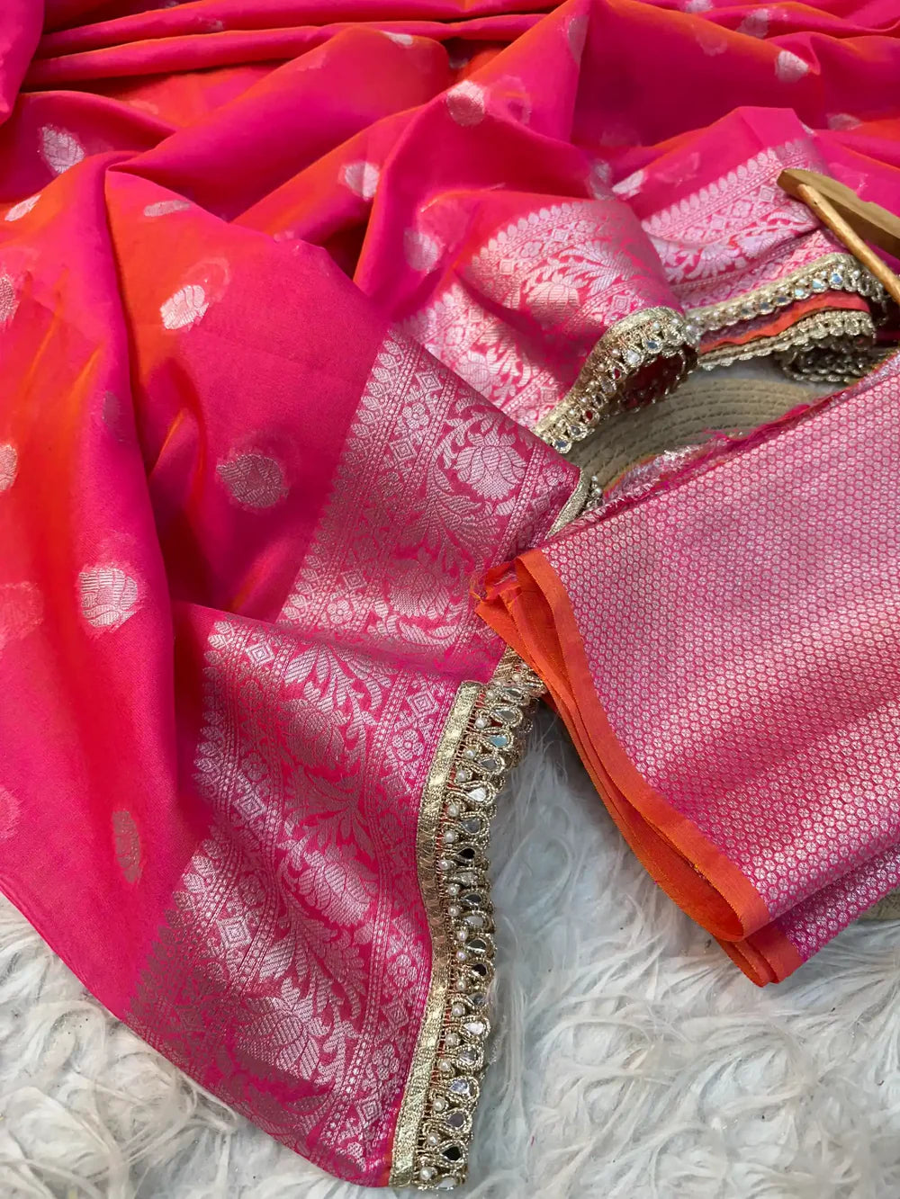 Subtle Preety Pink Traditional Softsilk Lace Work Banarasi Saree